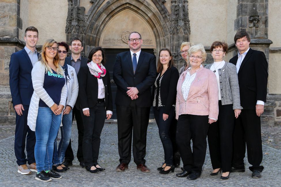 Das Team von Freund & Partner Wittenberg vor der Stadtkirche