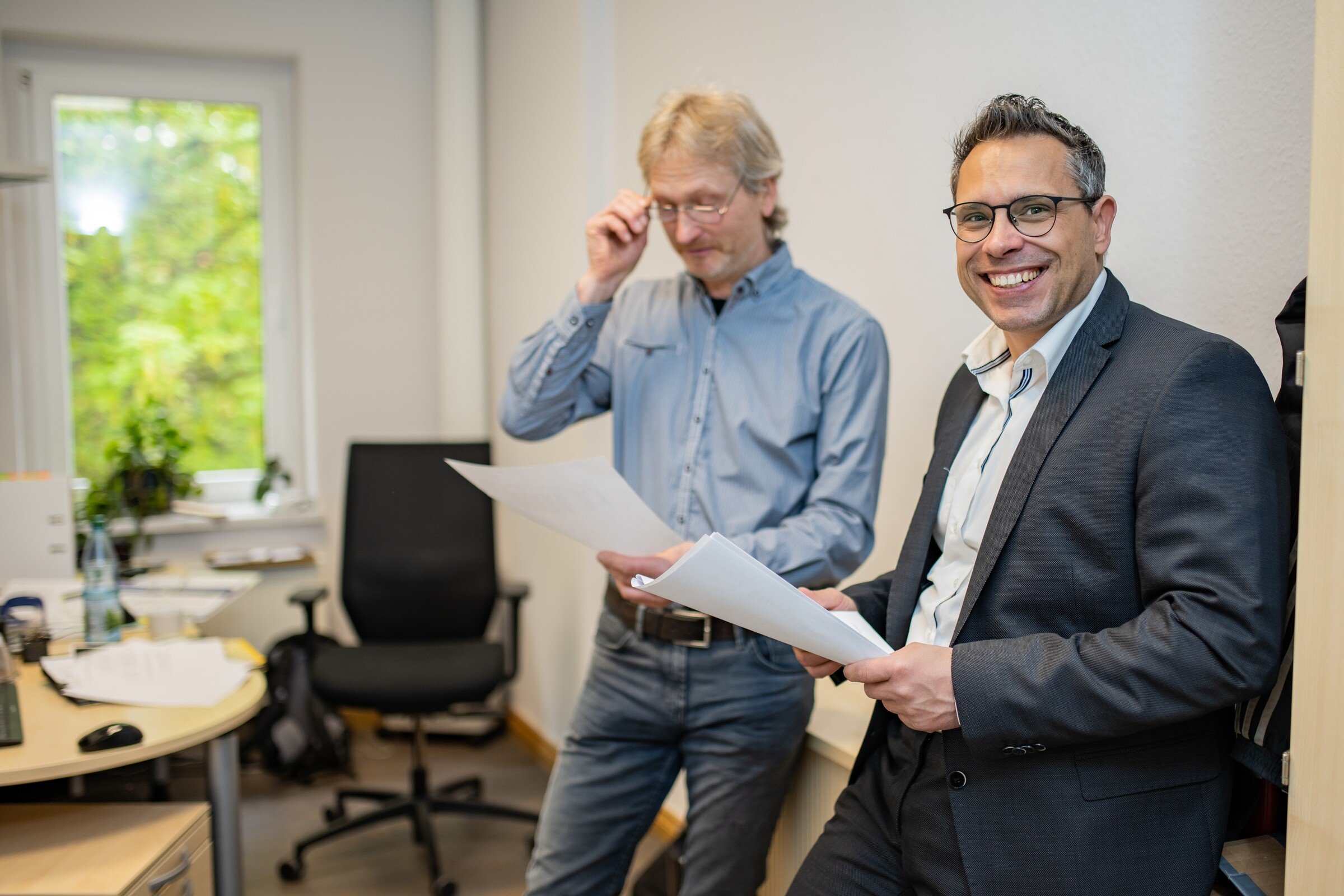 zwei männliche Mitarbieter in einem Büro von ETL Englert & Collegen