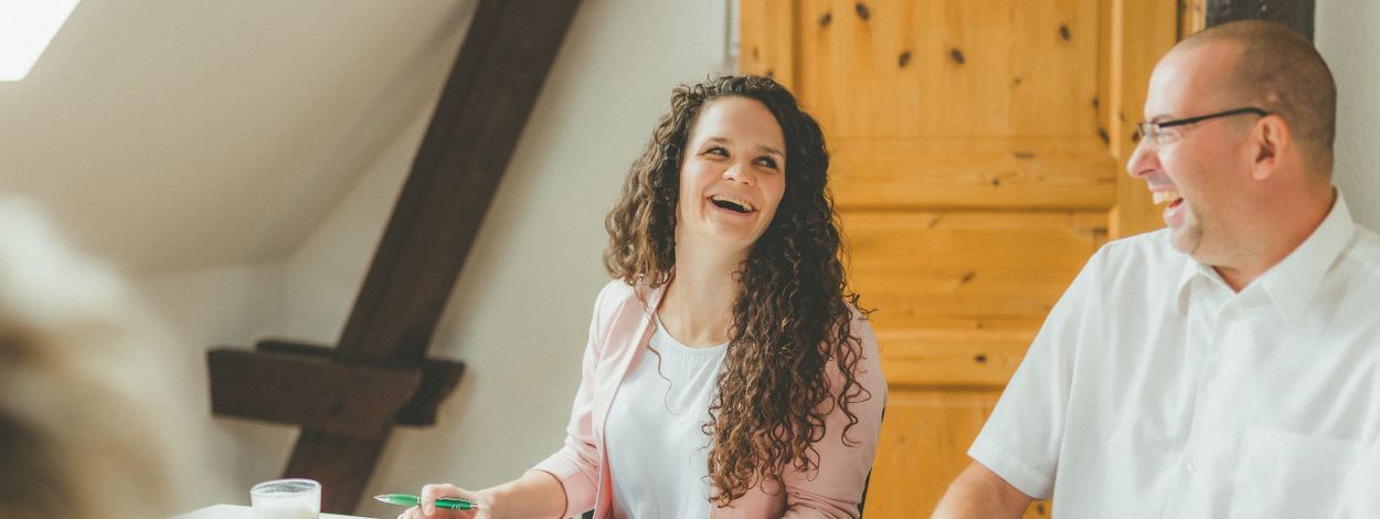 Steuerberaterin Martina Erbs lachend im Gespräch mit Mitarbeiter